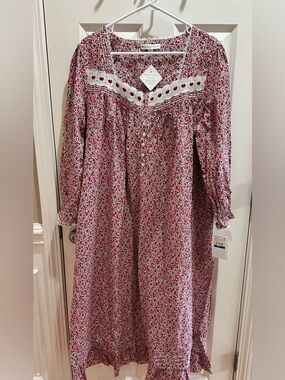 NEW Eileen West Long Sleeved
Ballet Gown sz. XL